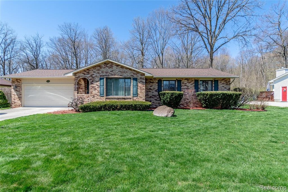 5296 Birchcrest Dr, Swartz Creek, MI 48473 - photo 1