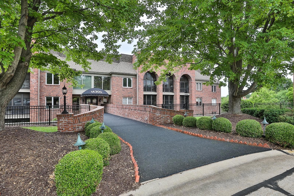 Fabulous single level Unit located in the gorgeous