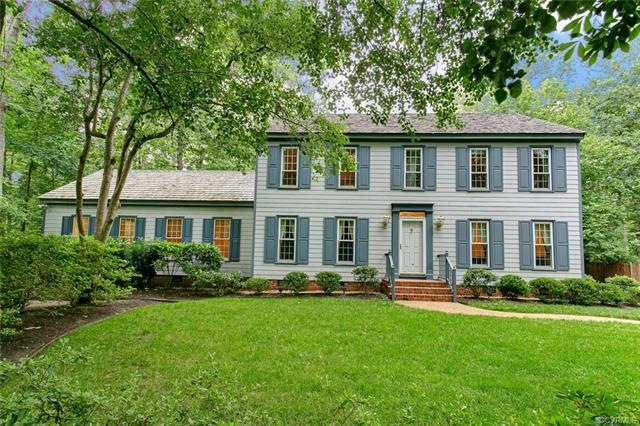 New England Saltbox in the Lakeside neighborhood i