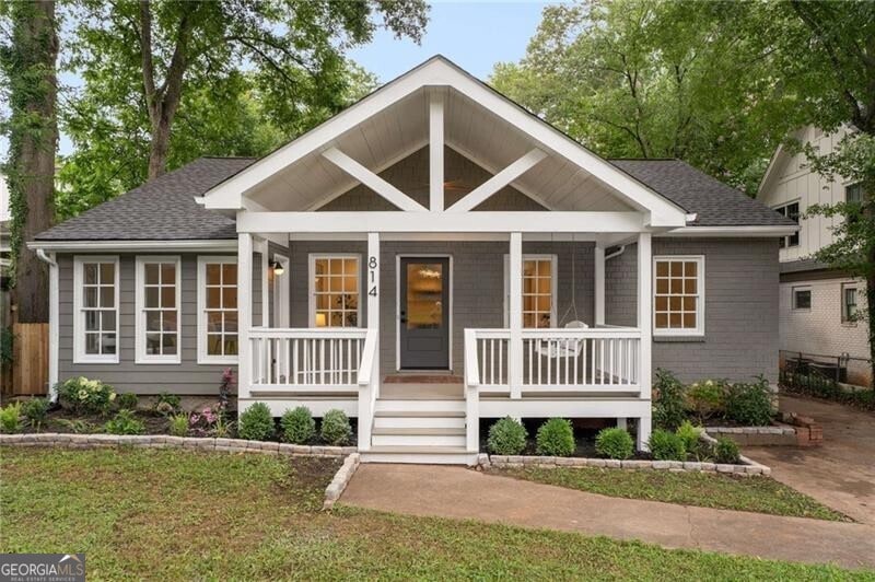 Thoughtfully Renovated Bungalow less than half a mile to Oakhurst Village!