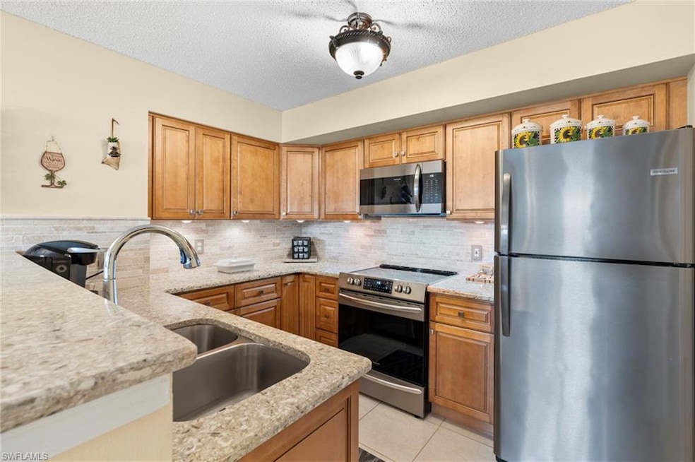 Kitchen with a textured ceiling, tasteful backspla