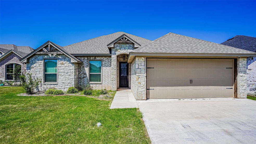 3304 Arrow Creek Dr, Granbury, TX 76049 - photo 1