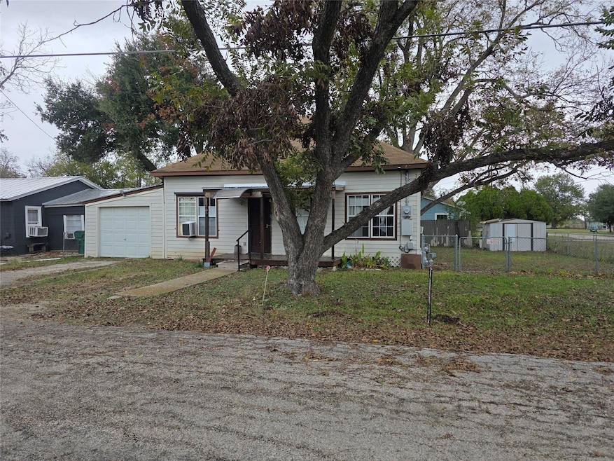 200 W Moerbe St, Thorndale, TX 76577 - photo 1