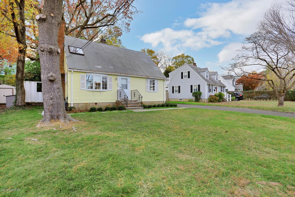 30 Riverside Ln