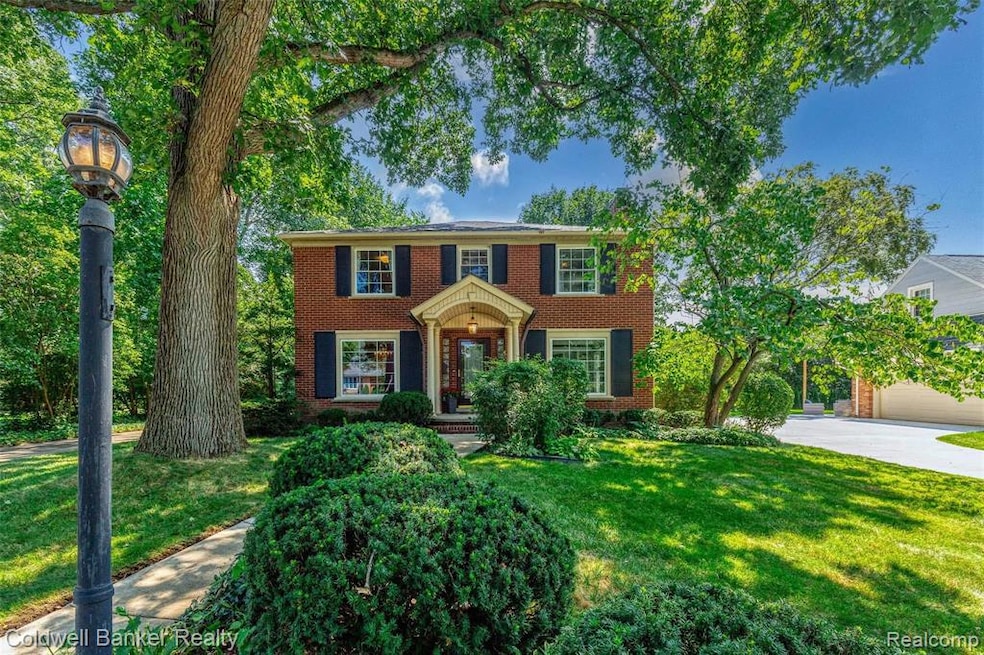 18919 RIVERSIDE DR. - BEAUTIFUL CURB APPEAL!