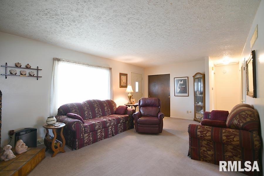 4812 N Sturdevant St, Davenport, IA 52806 - photo 1