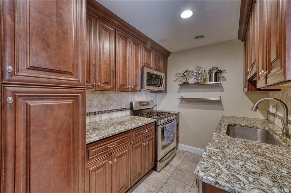 37 Vista Dr unit B30L, Nanuet, NY 10954 - photo 1