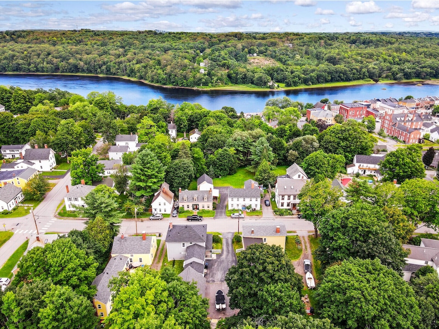 Walking distance to downtown & the river