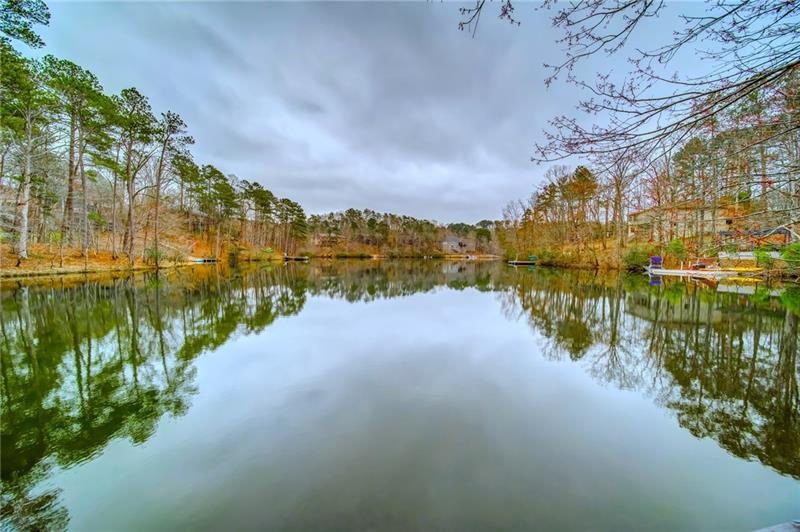 Cul-de-sac lot directly on Chickasaw Lake