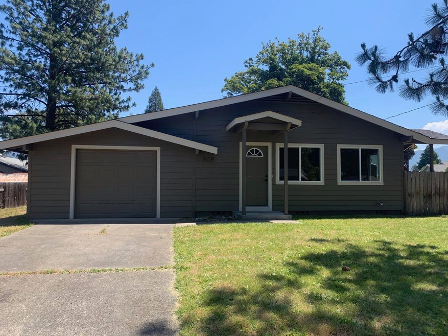 909 SW Spruce St, Grants Pass, OR 97526 - photo 1