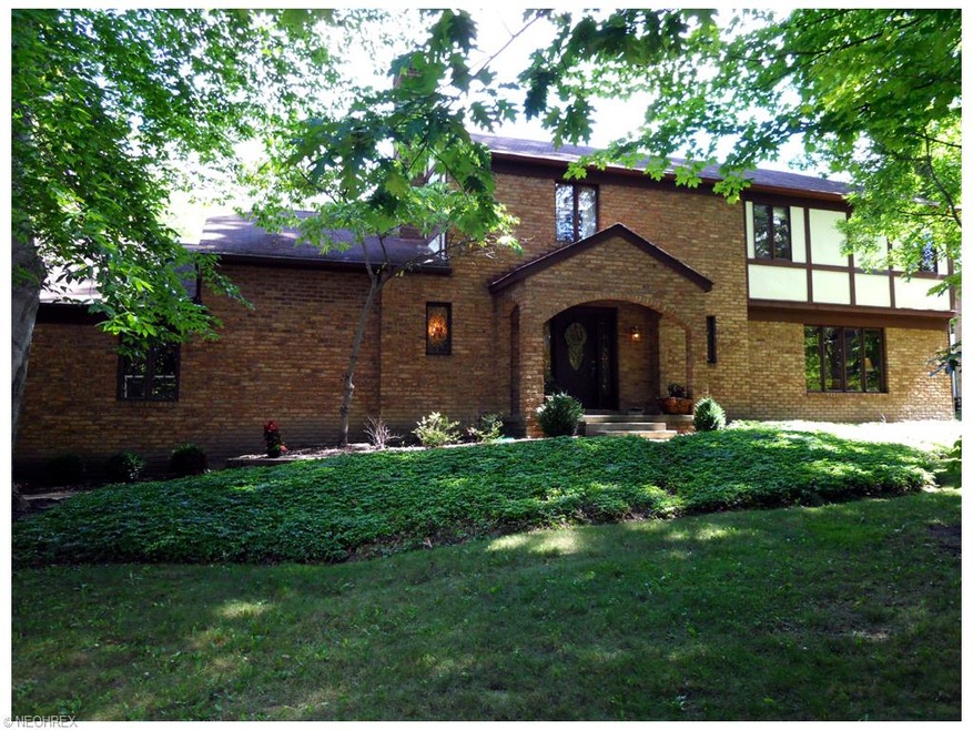 22 Essex Circle Hudson, Ohio front in the summer.