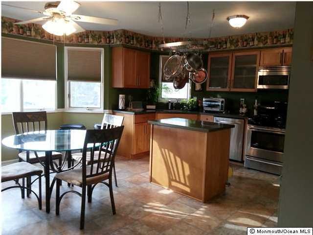 Eatin Kitchen w/Bay Window