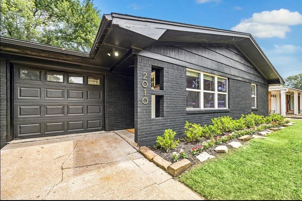 2010 Gardenia Dr, Houston, TX 77018 - photo 1