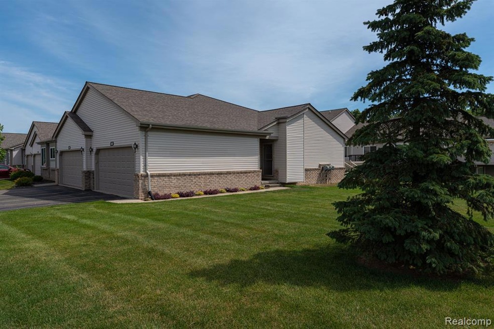 41001 Williams St unit 241, Grand Blanc, MI 48439 - photo 1