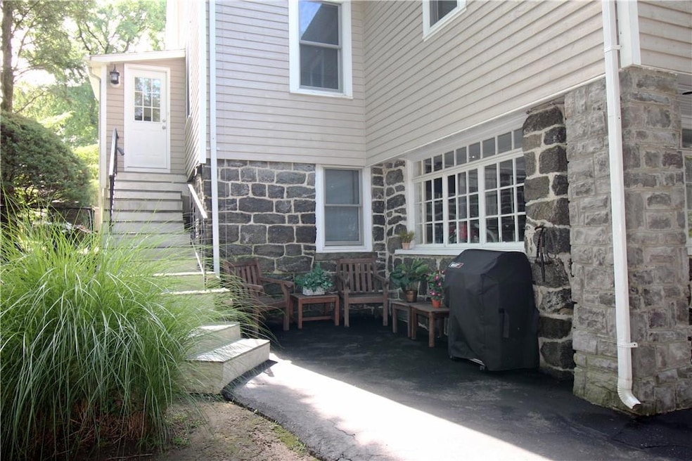 12 Hudson Place unit 2, Larchmont, NY 10538 - photo 1