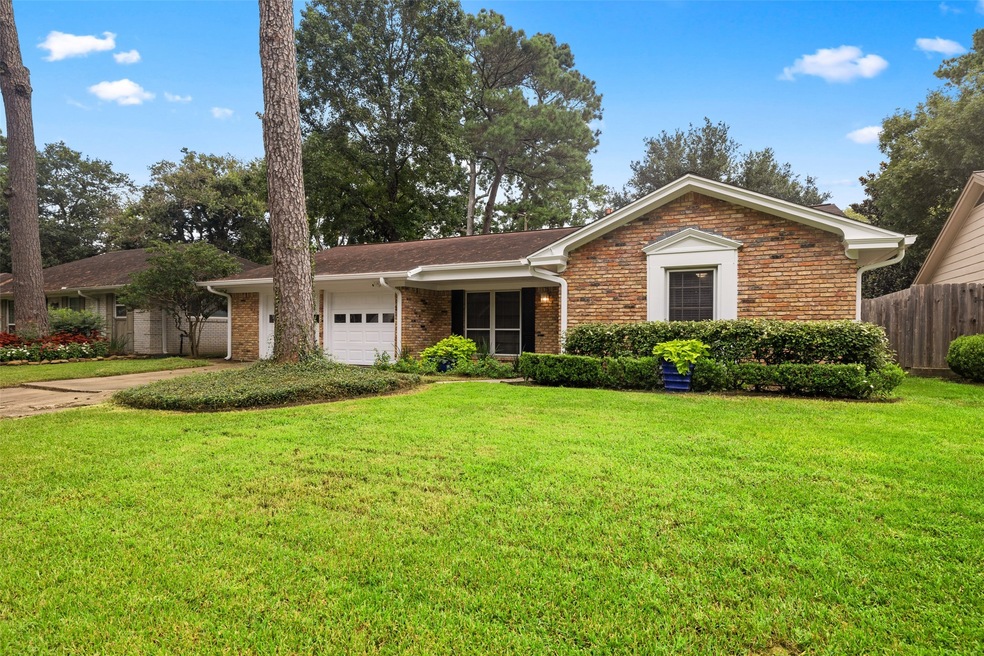 1142 Chamboard Ln, Houston, TX 77018 - photo 1