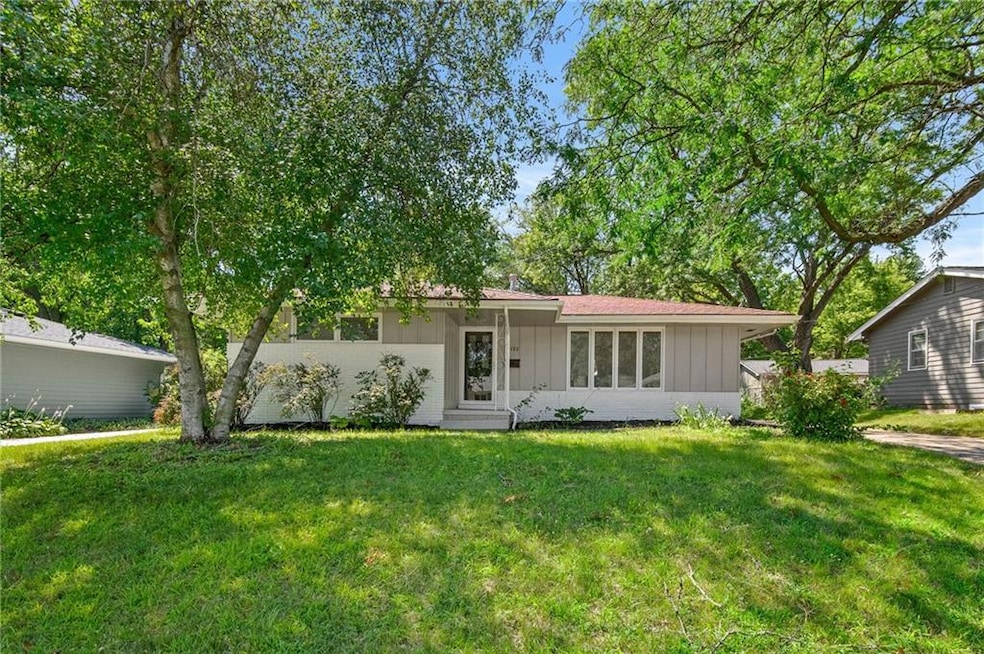 4132 E 10th St, Des Moines, IA 50313 - photo 1