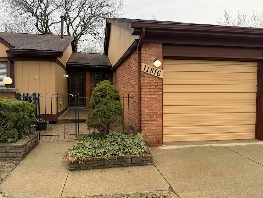 11816 Hawaii St, Warren, MI 48093 - photo 1