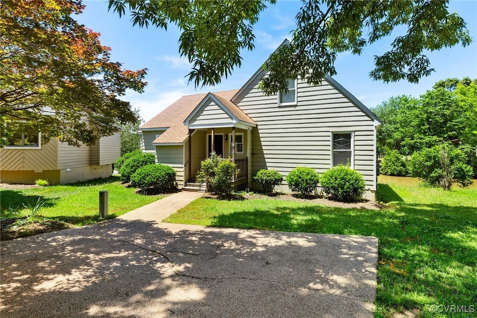Cul-de-sec Waterfront home