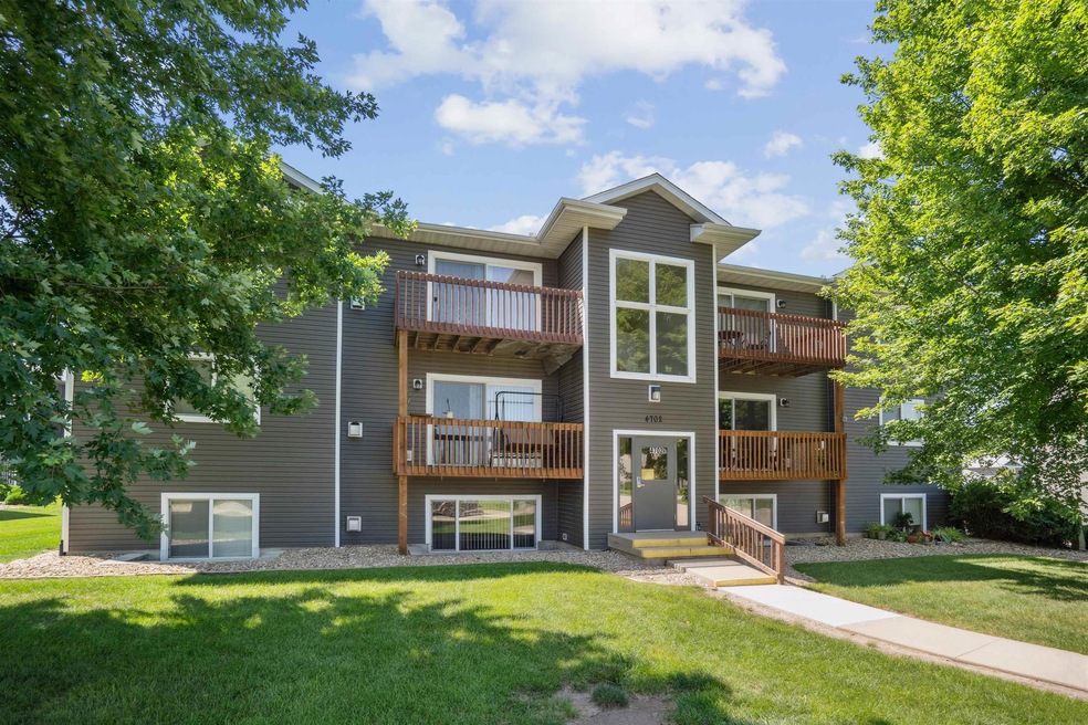 4702 Chadwick Rd unit 6, Cedar Falls, IA 50613 - photo 1