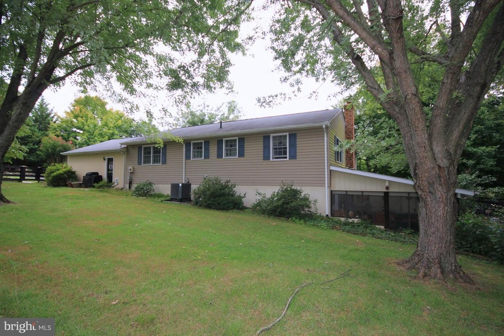 19942 Woodtrail Rd, Round Hill, VA 20141 - photo 1