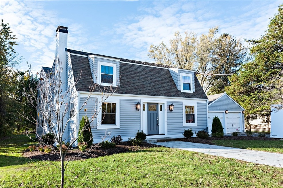 Beautifully renovated - close to harbor and town c