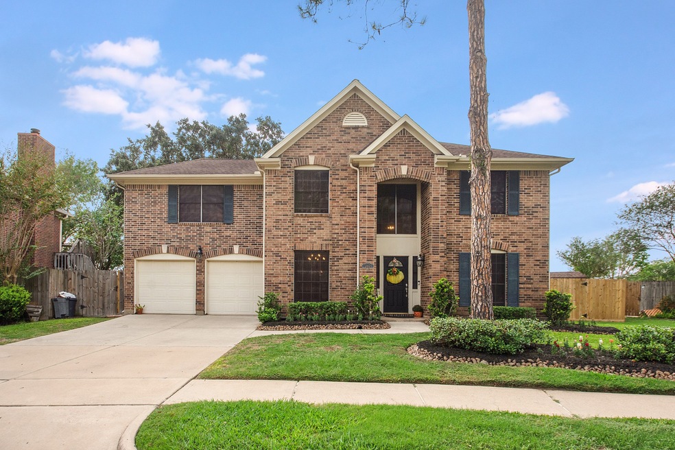 2112 N Mission Cir, Friendswood, TX 77546 - photo 1