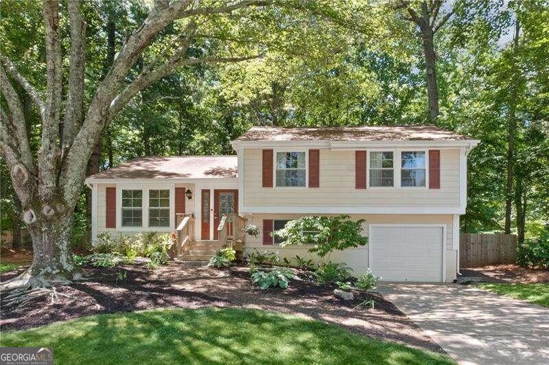 1350 Taylor Oaks Dr, Roswell, GA 30076 - photo 1