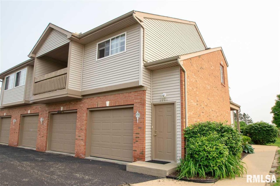 4561 N Thornhill Dr unit 210, Peoria, IL 61615 - photo 1