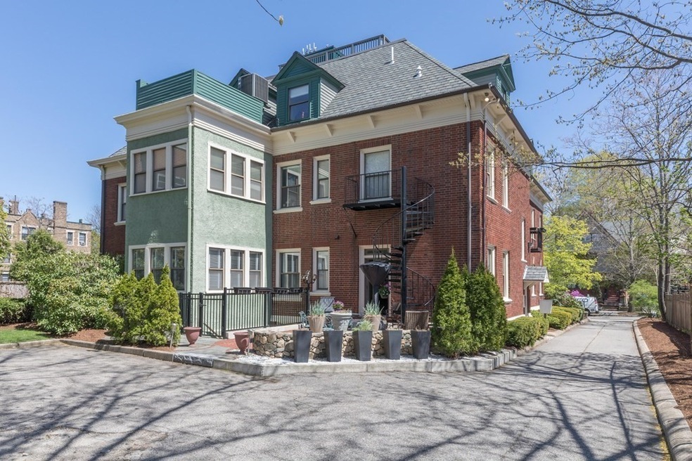 104 Babcock St unit 1, Brookline, MA 02446 - photo 1