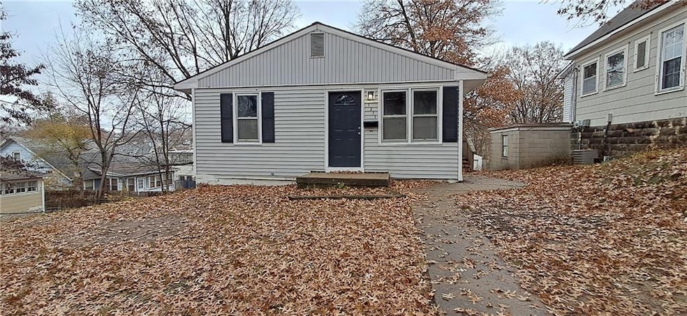 1211 S 24th St, Saint Joseph, MO 64507 - photo 1