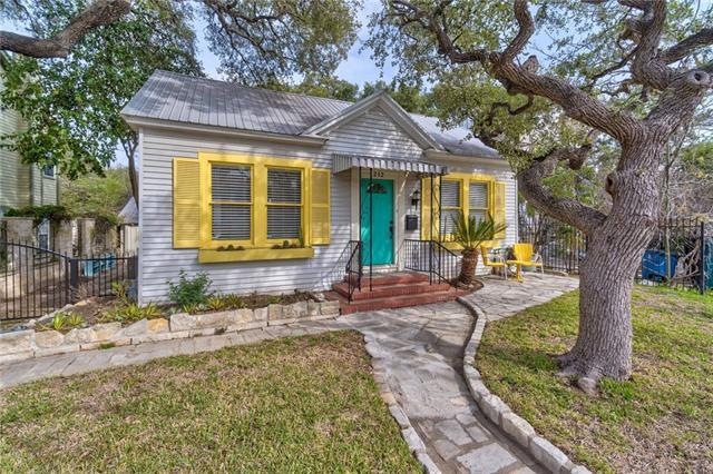 Welcome Home to 212 Le Grande! Charming single-sto