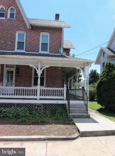 616 W Broad St, Quakertown, PA 18951 - photo 1