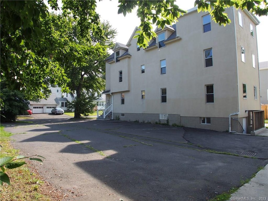 81 Longfellow Ave unit 2nd flr, Fairfield, CT 06825 - photo 1