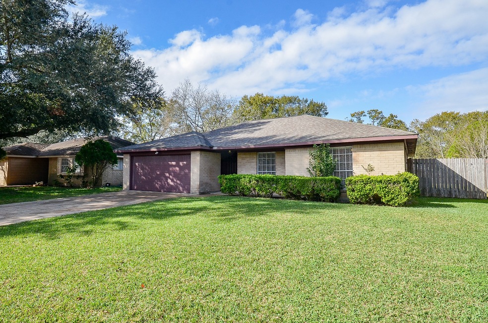 1932 Jones St, Rosenberg, TX 77471 - photo 1