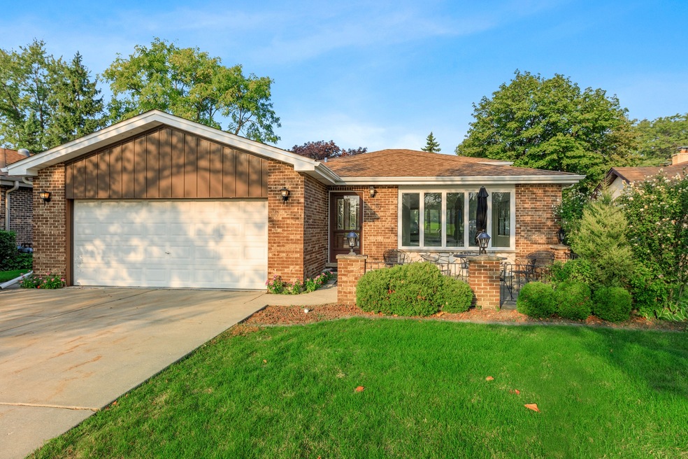 570 N Oaklawn Ave, Elmhurst, IL 60126 - photo 1