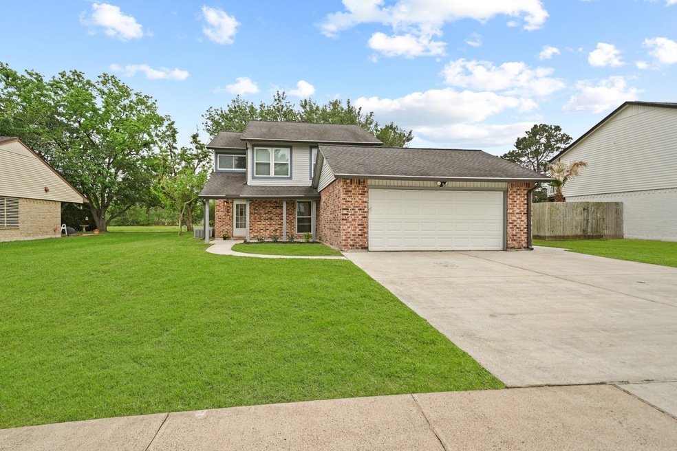 313 E Castle Harbour Dr, Friendswood, TX 77546 - photo 1