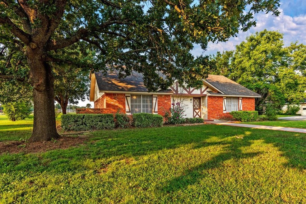 219 Texoma Dr, Whitesboro, TX 76273 - photo 1