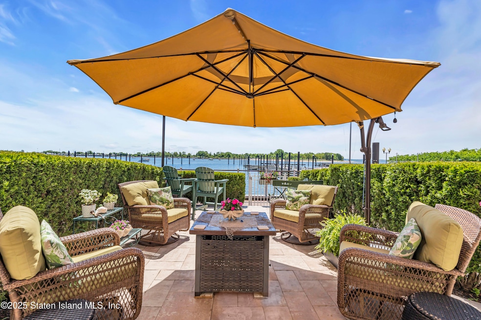 60 Harbour Ct unit 60, Staten Island, NY 10308 - photo 1