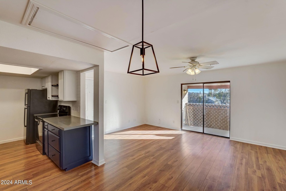 14-web-or-mls-E Palm Ln 221-012