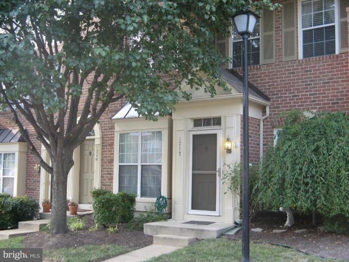 1717 Kingsgate Ct, Alexandria, VA 22302 - photo 1