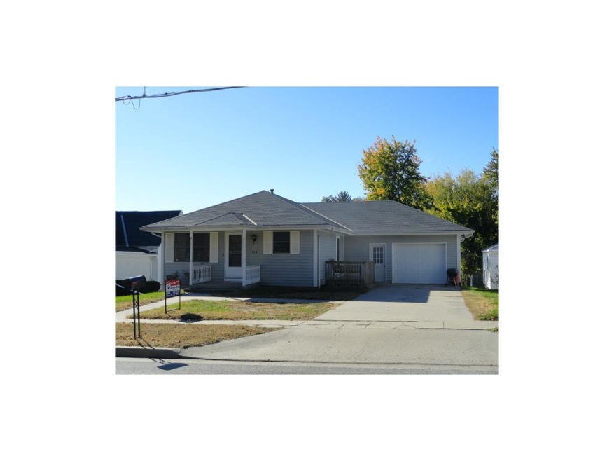 Cute ranch with open vaulted livingroom, country k