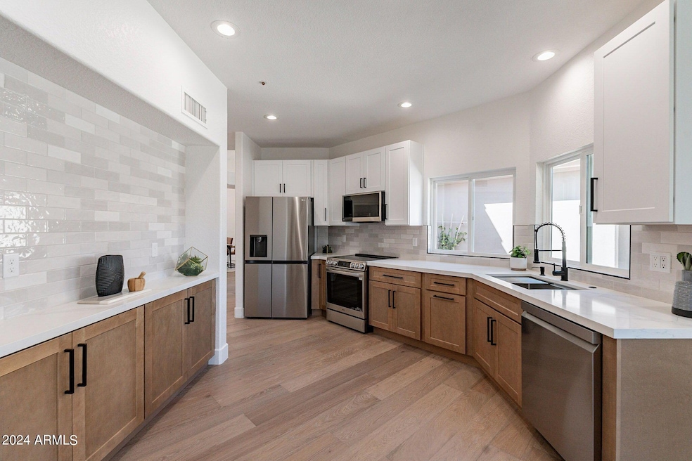 21-web-or-mls-Lakeview-21