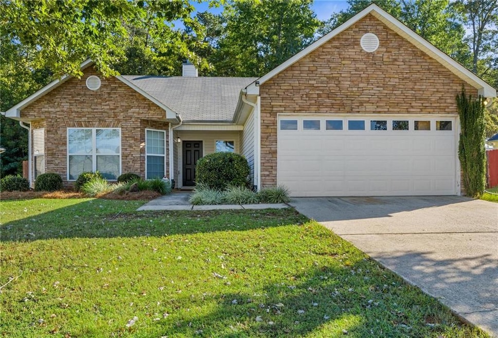 View of front of home featuring a front yard and a