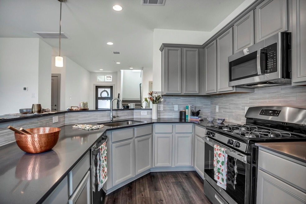 Kitchen with appliances with stainless steel fini