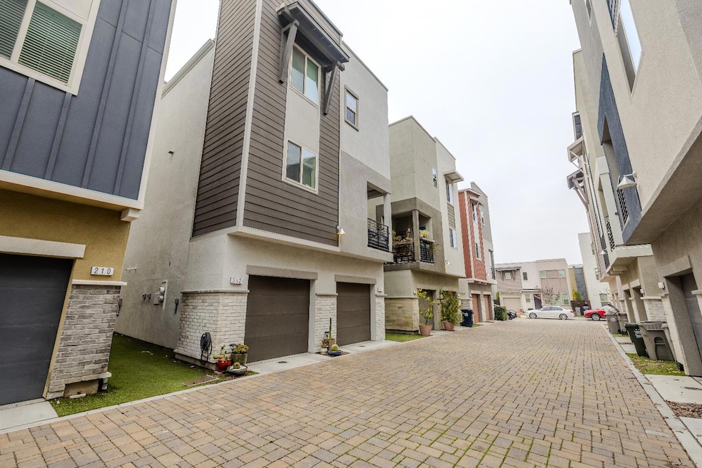 212 Log Pond Ln, Sacramento, CA 95818 - photo 1