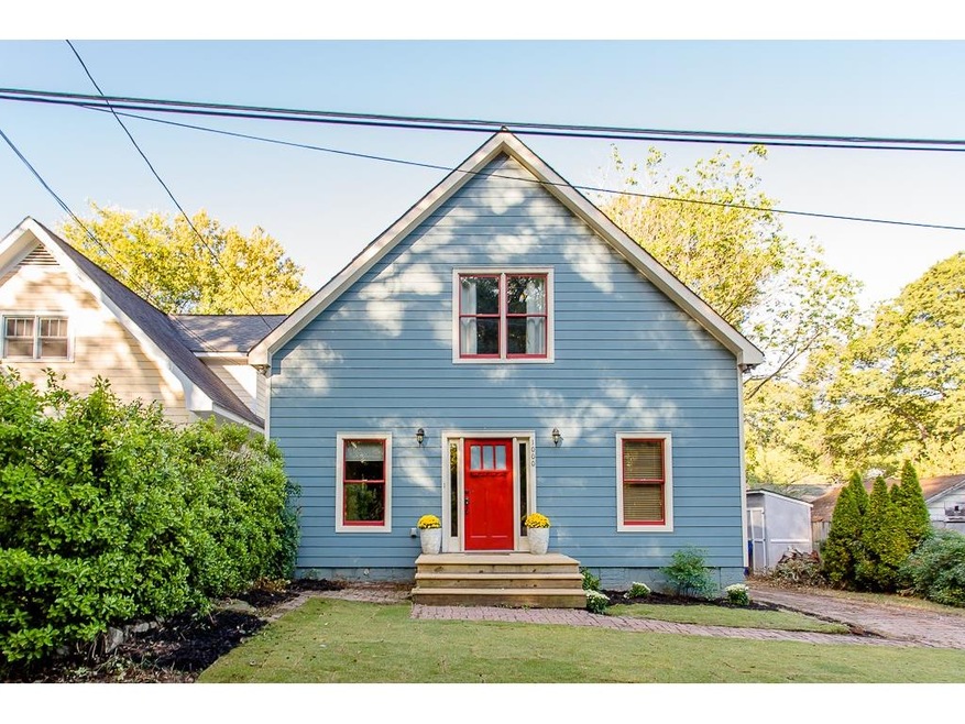 Adorable cottage in sought after Howell Station