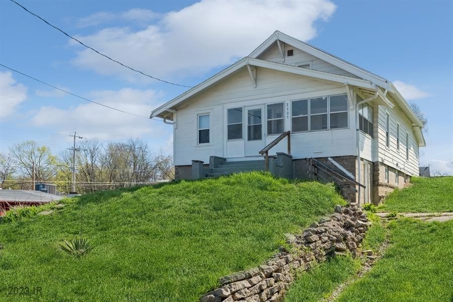 2305 SW 9th St, Des Moines, IA 50315 - photo 1
