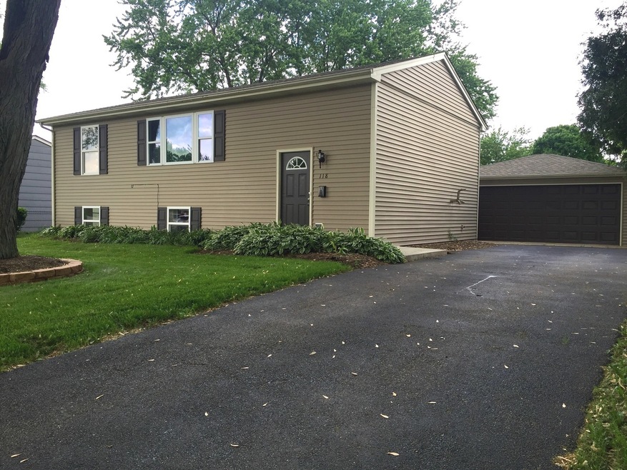 118 Del Rio Rd, Carpentersville, IL 60110 - photo 1