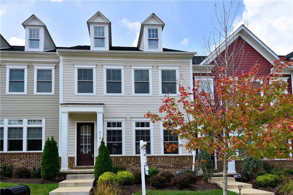 Fabulous 3 or 4 BR/3.5 bath townhome in Venango Tr